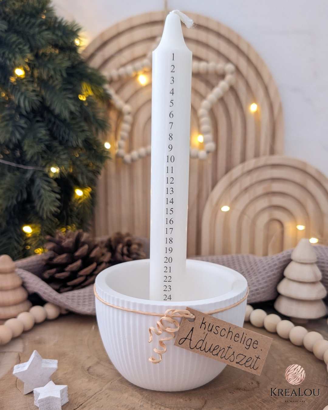 Handgegossene weiße Keramikschale mit Rillenstruktur, darin eine Adventskerze mit Zahlen 1–24; dekoriert im skandinavischen Stil auf Holzbrett, KreaLou Produktfoto.