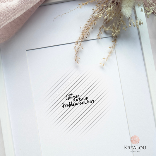 „Handgemachter Stempel ‚Glitzer drauf – Problem gelöst‘ von KreaLou – humorvoller Spruchstempel für Geschenke, Karten und kreative DIY-Projekte.“