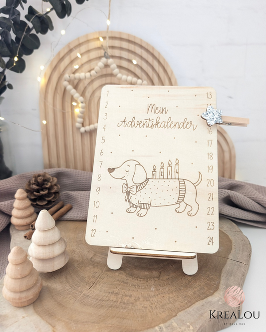 Adventskalender aus Holz mit Dackelmotiv und Sternklammer, liebevoll graviert, 22 cm hoch, gefertigt aus 3 mm Pappelsperrholz – Handarbeit von KreaLou.
