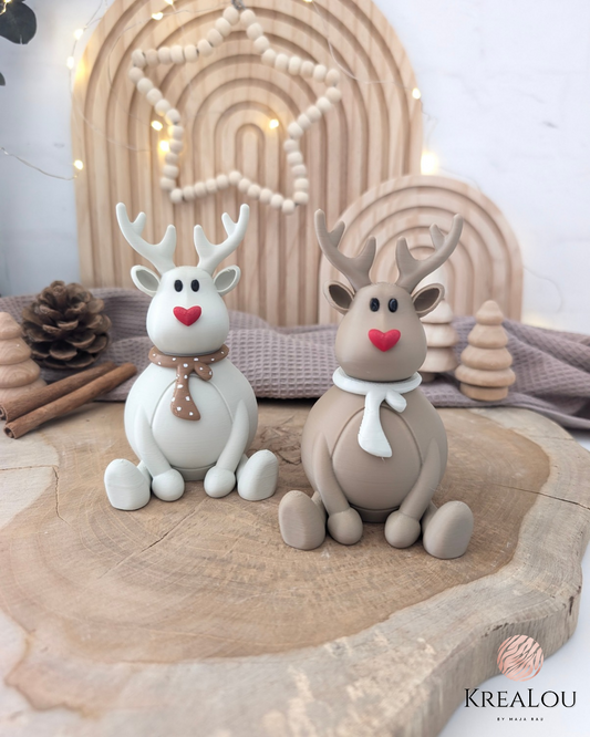 3D-gedruckte Weihnachtsdeko: Rentier Rudi in Light Kaki und Braun mit Schal und Herz-Nase, ca. 11 cm hoch – handgefertigt von KreaLou.