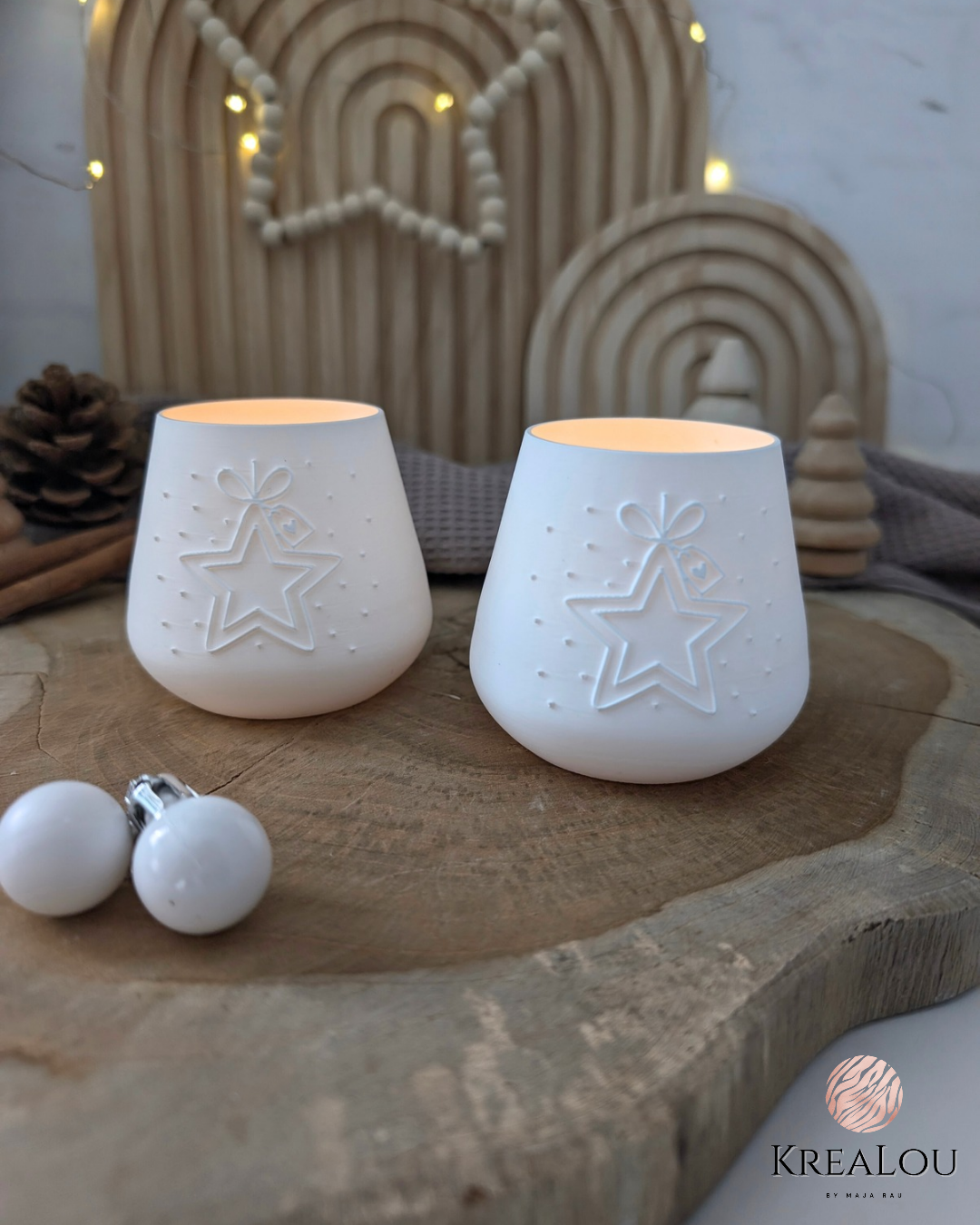 3D-gedrucktes Windlicht aus weißem PLA mit Sternenrelief, Höhe 6,3 cm, Breite 7 cm – ideal für LED-Teelichter, handgefertigt von KreaLou.