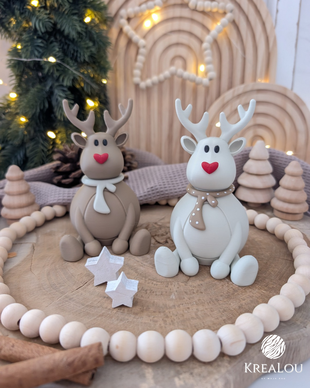 3D-gedruckte Weihnachtsdeko: Rentier Rudi in Light Kaki und Braun mit Schal und Herz-Nase, gefertigt aus PLA, ca. 11 cm hoch – KreaLou Design.