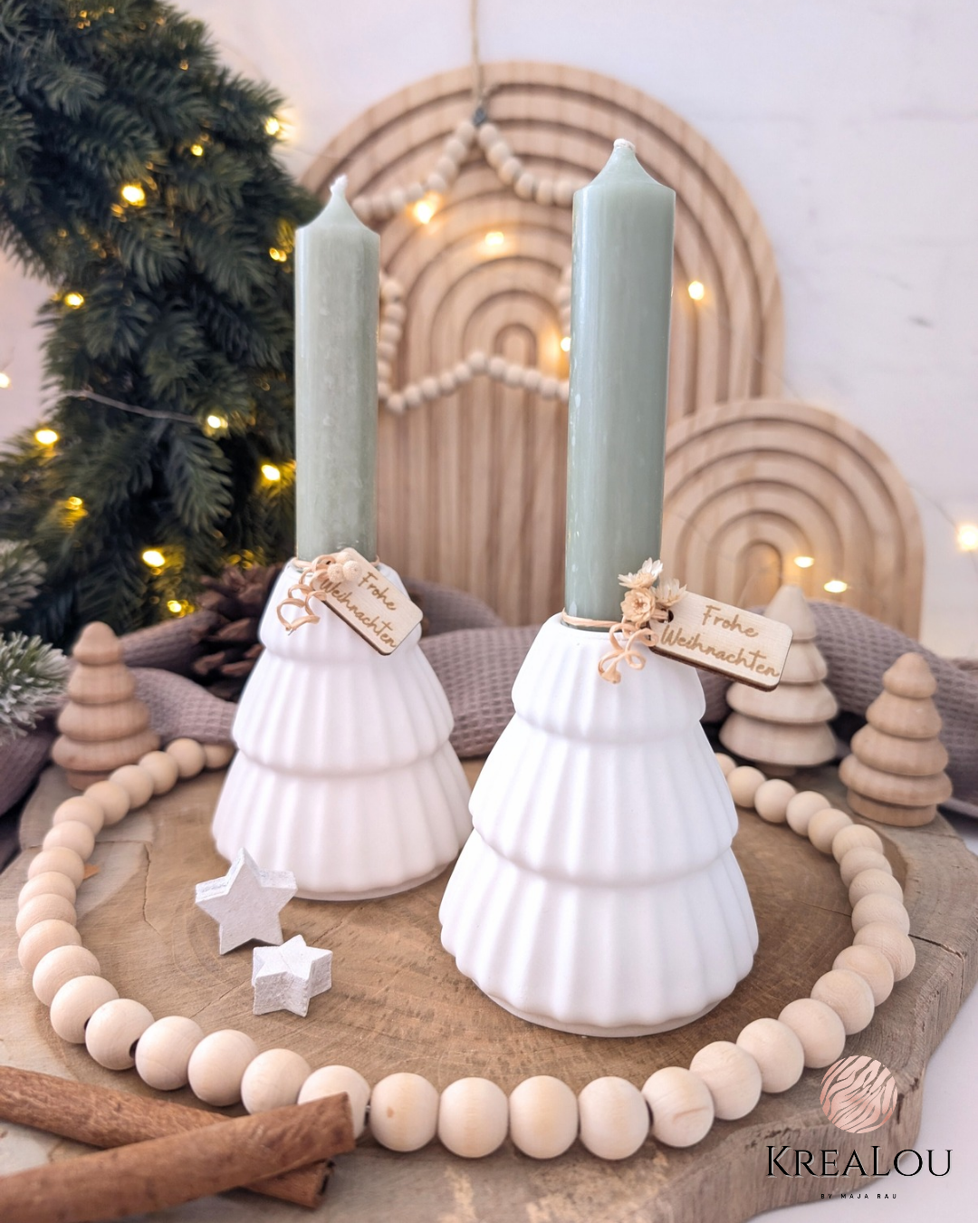Weiße, handgegossene Kerzenständer in Tannenform mit  Stabkerzen, dekoriert im skandinavischen Weihnachtsstil auf Holzbrett; KreaLou Produktfoto. Kerze wählbar