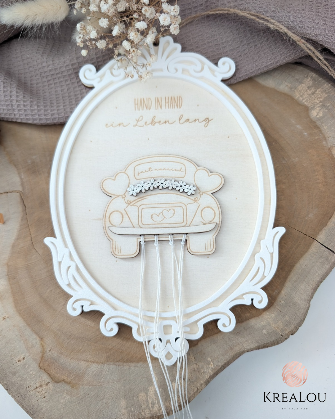 Geldgeschenk zur Hochzeit mit graviertem Auto und Spruch ‚Hand in Hand ein Leben lang‘ – Holz mit weißem PLA-Rahmen, Dekoidee mit Fäden für Geldscheine.“