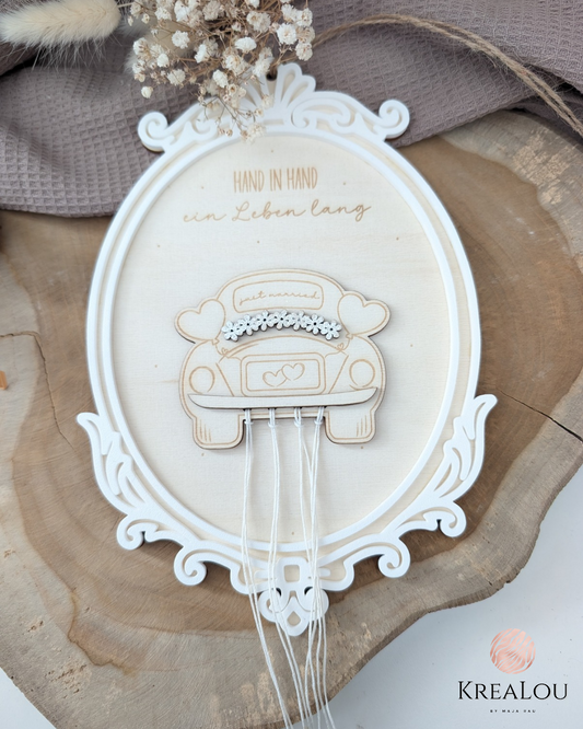 Geldgeschenk zur Hochzeit mit graviertem Auto und Spruch ‚Hand in Hand ein Leben lang‘ – Holz mit weißem PLA-Rahmen, Dekoidee mit Fäden für Geldscheine.“