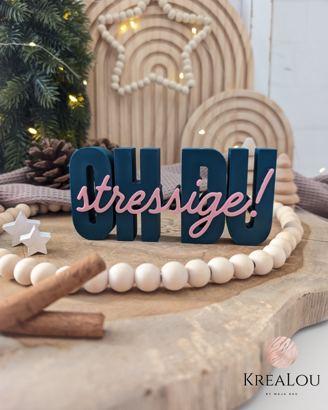 3D Schriftzug „OH DU stressige!“ aus PLA in Dunkelgrün und Rosa – humorvolle Weihnachtsdeko von KreaLou auf Holzplatte mit Lichterkette.