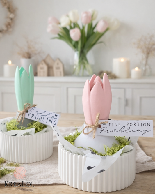 Dekorative 3D-gedruckte Hyazinthen in Grün/Grau und Rosa/Weiß in weißem Topf aus Keramikgießmasse mit Anhänger „Eine Portion Frühling“.