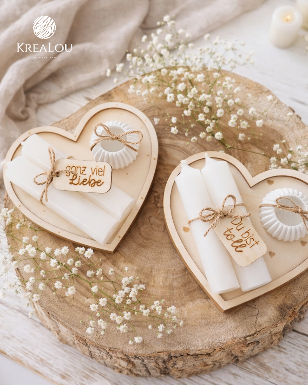 Holzherz aus Pappelsperrholz mit zwei weißen Stabkerzen und Kerzenhalter, dekoriert mit graviertem Anhänger „Ganz viel Liebe“ oder „Du bist toll“.